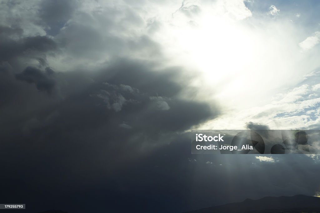 E dramáticas nuvens de tempestade escuras - Foto de stock de Arte Decorativa royalty-free