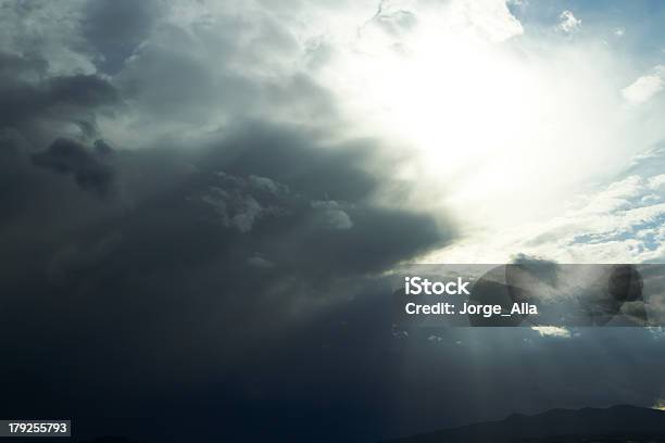 Foto de E Dramáticas Nuvens De Tempestade Escuras e mais fotos de stock de Arte Decorativa - Arte Decorativa, Artigo de decoração, Atrás