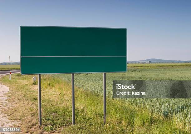 Escolha A Sua Forma De Outdoor Em Campo Junto Road Ler - Fotografias de stock e mais imagens de Sinal de Estrada