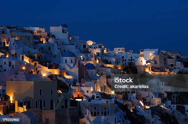 Foto de A Vila De Oia Ao Anoitecer e mais fotos de stock de Aldeia - Aldeia, Arquitetura, Azul