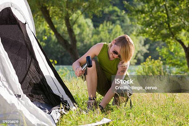 Mulher Acampar - Fotografias de stock e mais imagens de Martelo - Ferramenta de Mão - Martelo - Ferramenta de Mão, Mulheres, Tenda - Estrutura Feita pelo Homem