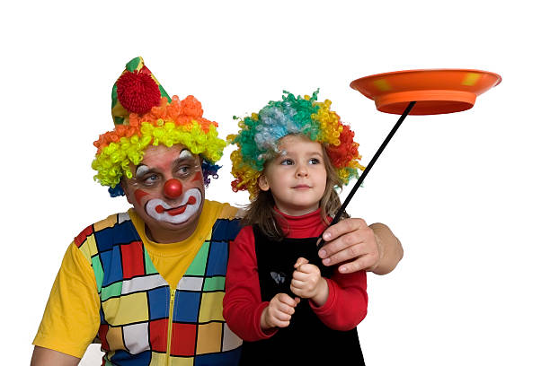 clown et fille faire un tour - class clown photos et images de collection