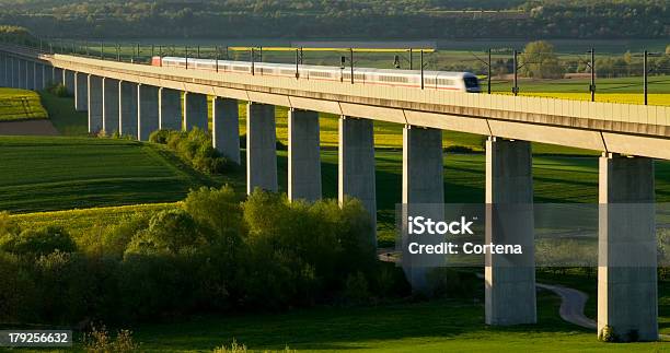 A Bridge - Fotografias de stock e mais imagens de Arquitetura - Arquitetura, Aço, Betão