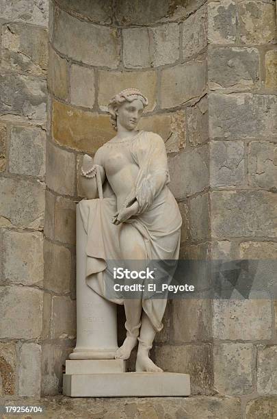 Escultura En Fontainebleau Castillo Cerca De París Francia Foto de stock y más banco de imágenes de Arquitectura