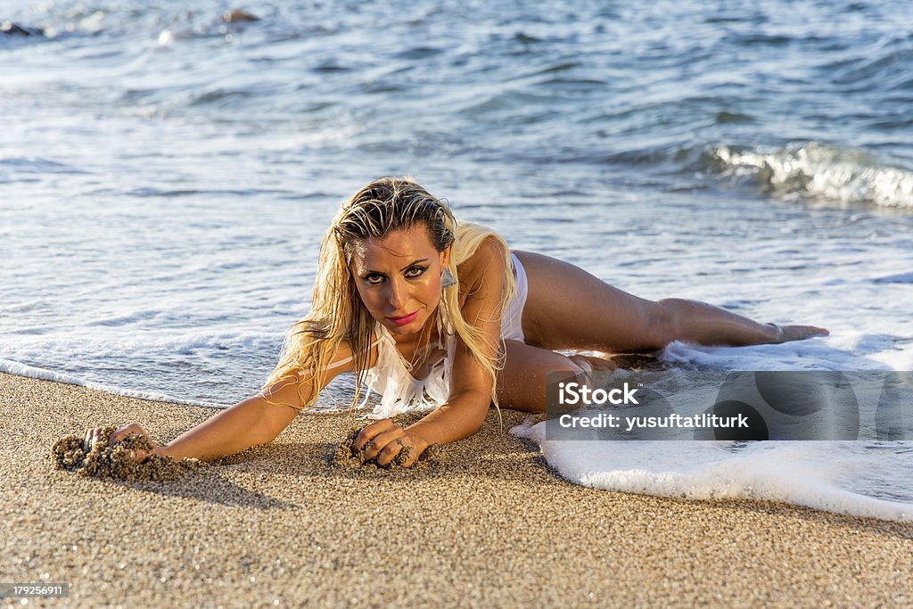 Чувственный Красивая модель на пляже - Стоковые фото Белый роялти-фри
