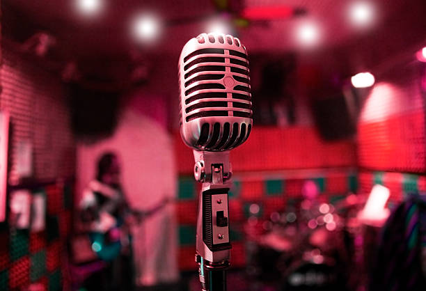 musikalischer hintergrund in rot gehaltenen - music microphone singer stage stock-fotos und bilder