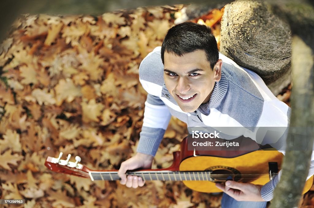 Молодые Студенты, стоя с гитара на парк - Стоковые фото Веселье роялти-фри