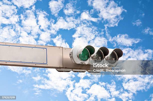 Cor Verde Na Luz De Tráfego - Fotografias de stock e mais imagens de Andar - Andar, Autoridade, Bandeira