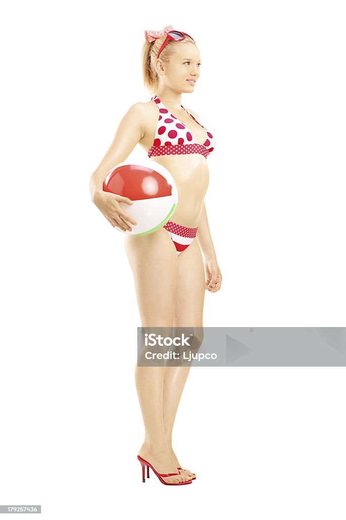 Mujer joven en bikini en la playa de retención de bola - Foto de stock de Mujeres libre de derechos