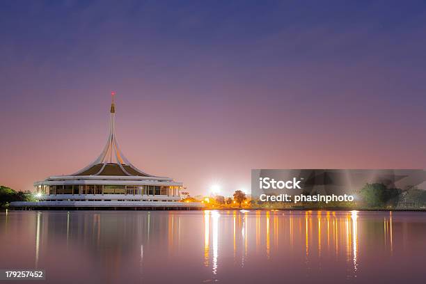 Suanluang バンコクのラーマ 9 世公園の夜景 - Horizonのストックフォトや画像を多数ご用意 - Horizon, まぶしい, スミレ