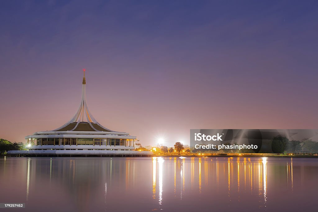 Público Suanluang Parque rama 9 de Banguecoque à noite - Royalty-free Anoitecer Foto de stock