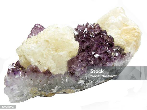 Geologico Geode Ametista E Cristalli Con Calcite - Fotografie stock e altre immagini di Agata - Agata, Ametista, Astratto