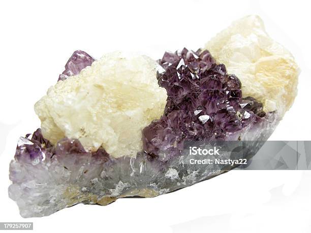 Foto de Geodo De Ametista Geológico Cristais Com Calcite e mais fotos de stock de Abstrato - Abstrato, Ametista, Calcedônia