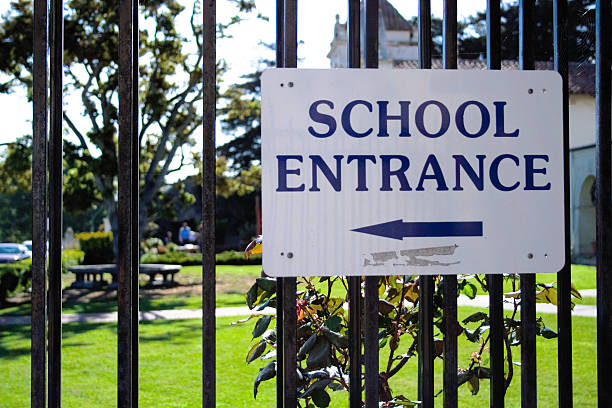 scuola entrance-segnale inglese - entrance foto e immagini stock