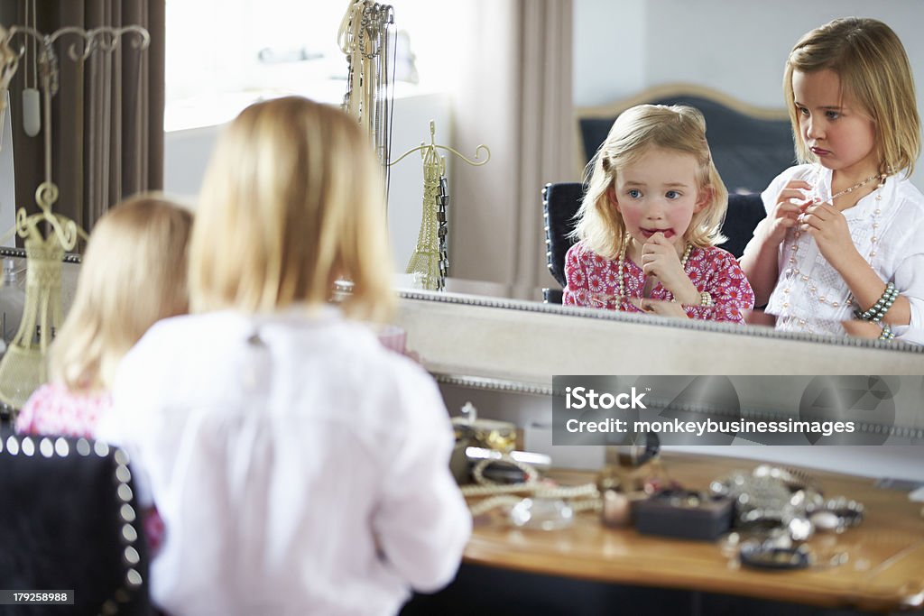 Две девочки, играя с украшения и макияж - Стоковые фото 4-5 лет роялти-фри
