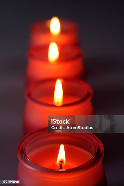 Красные Свечи — стоковые фотографии и другие картинки Ароматерапия - Ароматерапия, Ароматический, Бдение в память