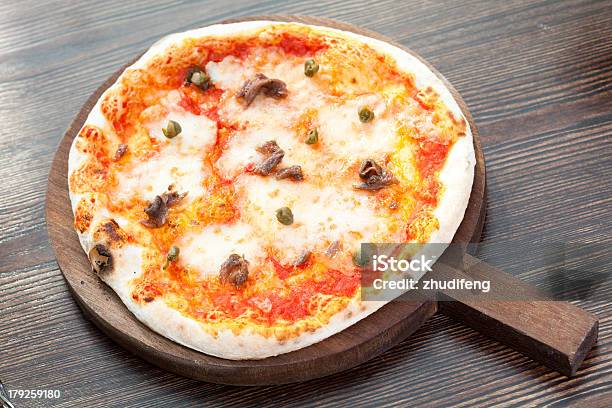 Pizza - Fotografias de stock e mais imagens de Almoço - Almoço, Assado no Forno, Calor