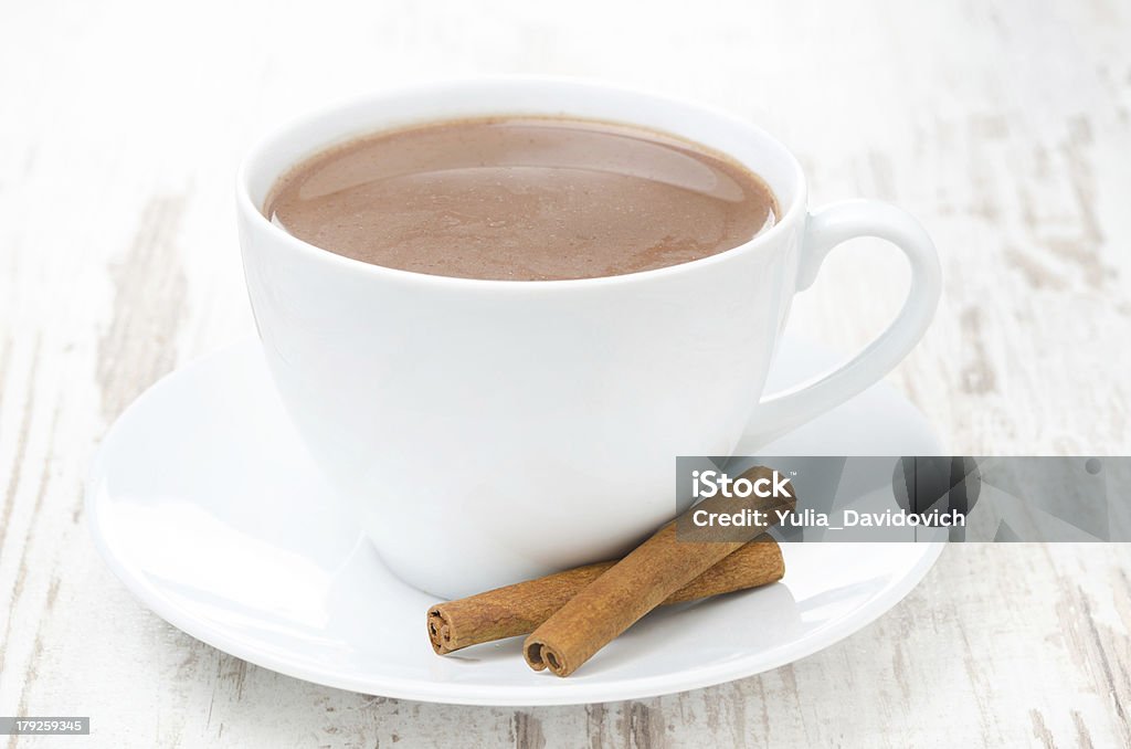 Tasse Kakao und Zimt auf einem weißen Tisch, horizontal - Lizenzfrei Fotografie Stock-Foto