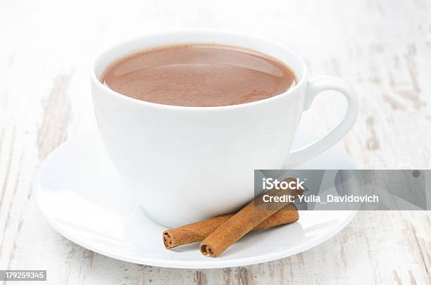 Tasse Kakao Und Zimt Auf Einem Weißen Tisch Horizontal Stockfoto und mehr Bilder von Fotografie