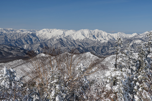 Mt. Hotaka is a mountain rich in nature. Although it is covered with snow in winter, you can see azaleas in spring and autumn leaves in autumn. There are a variety of mountain climbing courses that can be enjoyed by everyone from beginners to advanced climbers.