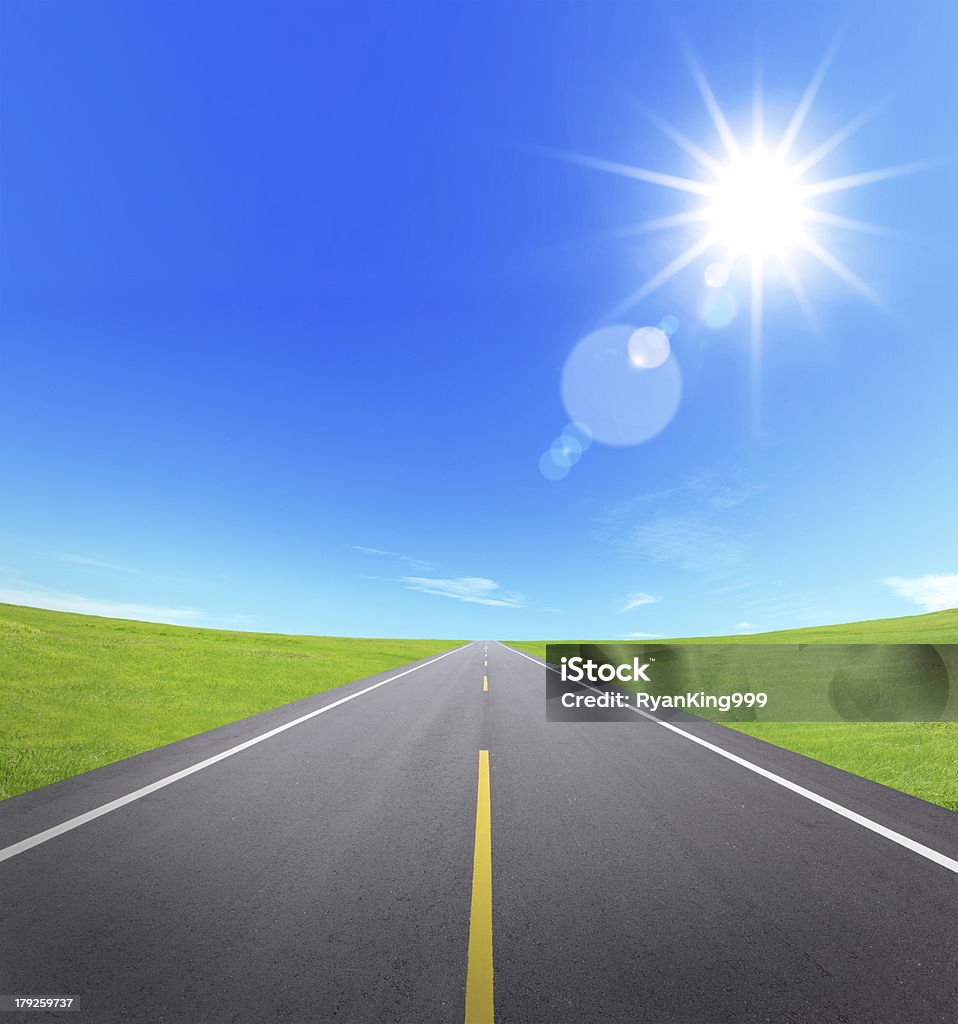 Carretera asfaltada con el cielo nublado y la luz del sol - Foto de stock de Aire libre libre de derechos