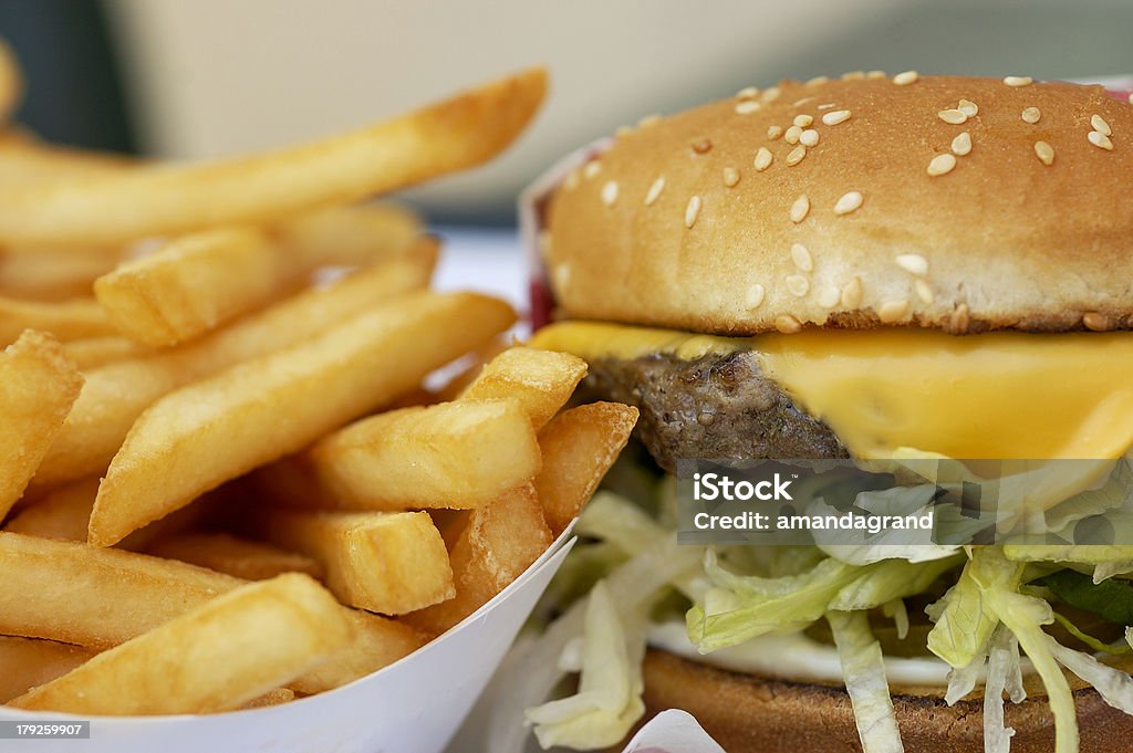 Nahaufnahme von cheeseburger und Pommes frites - Lizenzfrei Bildschärfe Stock-Foto