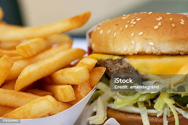 Nahaufnahme Von Cheeseburger Und Pommes Frites Stockfoto und mehr Bilder von Bildschärfe - Bildschärfe, Braun, Brotsorte
