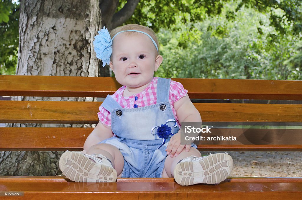 아름다운 아기 소녀 벤치 - 로열티 프리 12-23 개월 스톡 사진