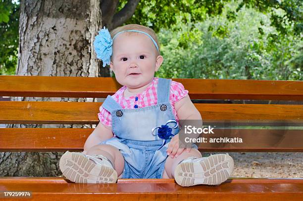 Foto de Lindo Bebê Sentado No Banco e mais fotos de stock de 12-23 meses - 12-23 meses, Andar, Banco - Assento