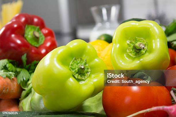 Cestino Di Verdure - Fotografie stock e altre immagini di Alimentazione sana - Alimentazione sana, Ambientazione esterna, Bianco