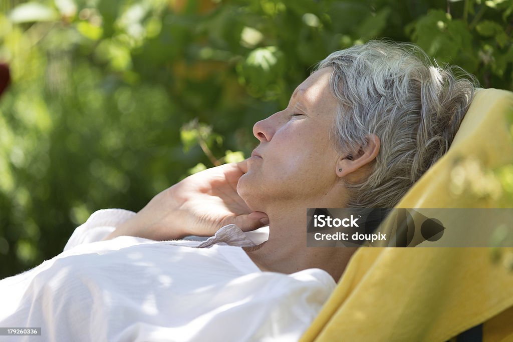 Idade mulher dormir sobre lounger - Royalty-free 55-59 anos Foto de stock