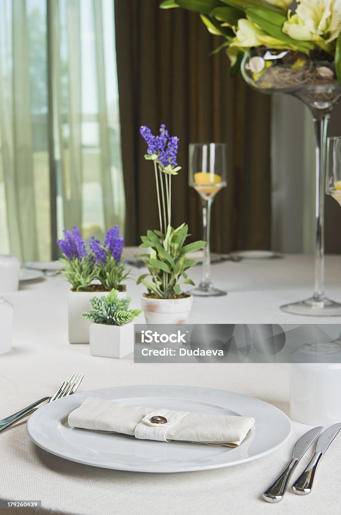 Mesa decorada com elegância no restaurante. - Foto de stock de Almoço royalty-free