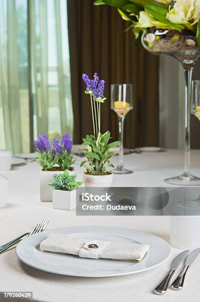 Foto de Mesa Decorada Com Elegância No Restaurante e mais fotos de stock de Almoço - Almoço, Arranjar, Arranjo