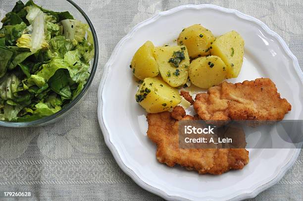 Wiener Schnitzel Mit Kartoffelsalat Stockfoto und mehr Bilder von Cutlet - Cutlet, Essgeschirr, Fettgebraten