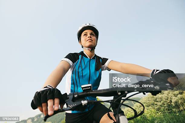 Photo libre de droit de Jeune Femme Formation En Vtt Et Du Vélo Dans Le Parc banque d'images et plus d'images libres de droit de Activité