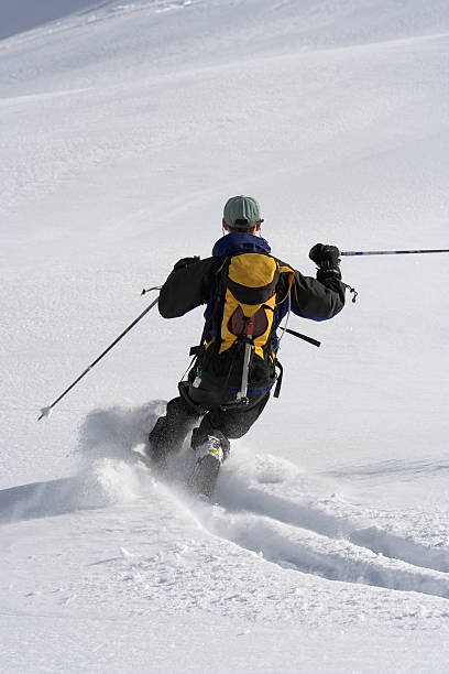 tyłu-kraj telemark narciarzem. 1 - telemark skiing zdjęcia i obrazy z banku zdjęć