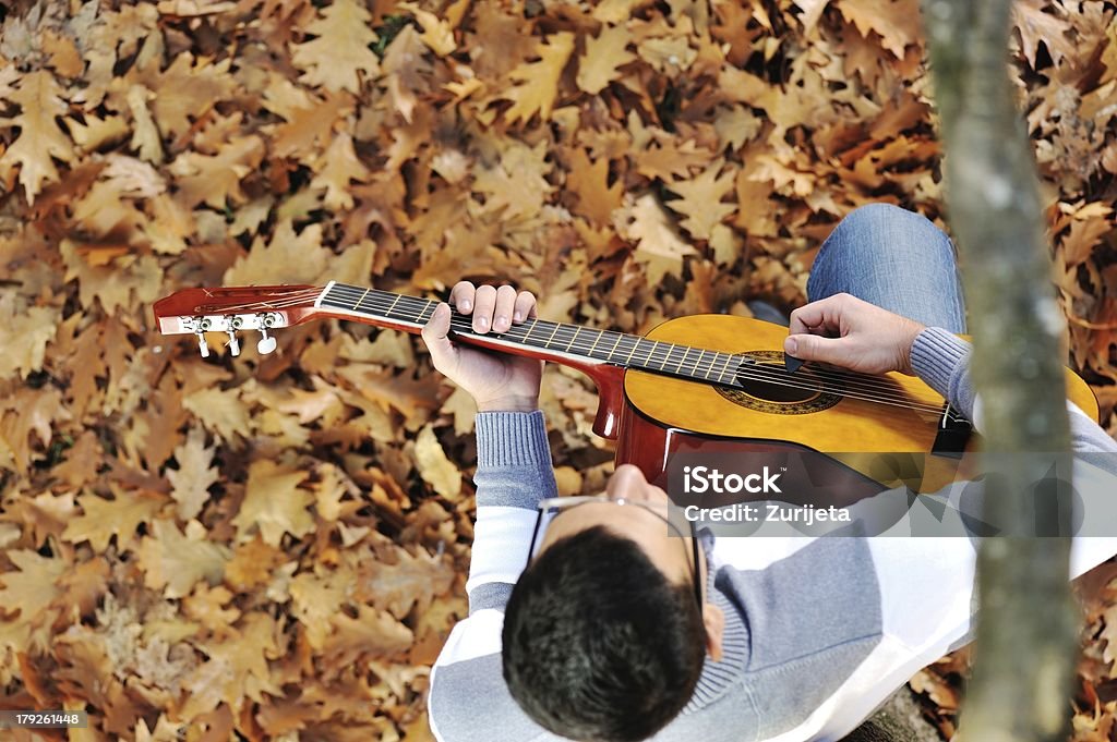 Jovem com guitarra no parque - Royalty-free Abaixo Foto de stock