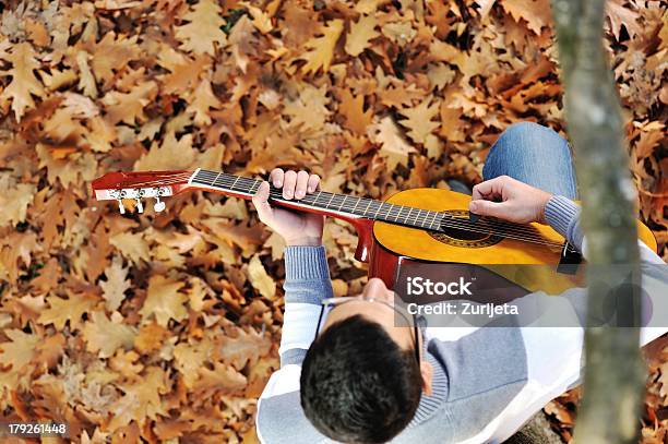 Jovem Com Guitarra No Parque - Fotografias de stock e mais imagens de Abaixo - Abaixo, Adolescente, Adolescência