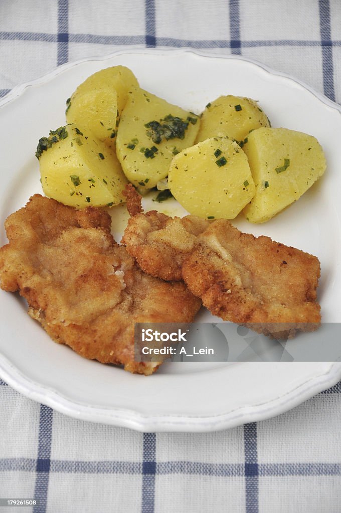 Werkstaette Schnitzel com Salada de Batata - Royalty-free Alface Foto de stock