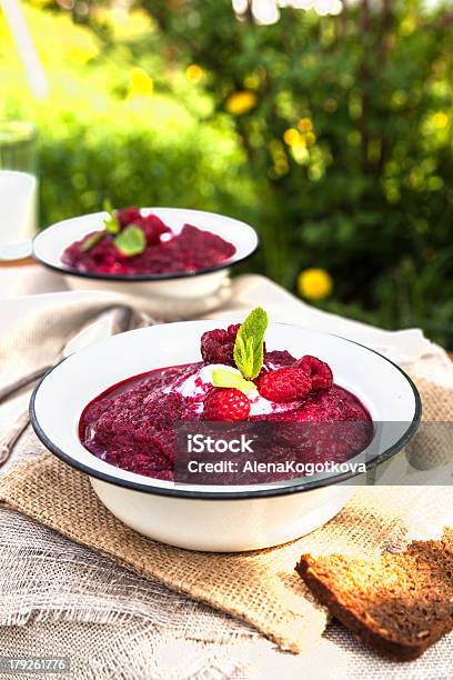 Photo libre de droit de Soupe À La Crème De Betterave banque d'images et plus d'images libres de droit de Framboise - Framboise, Soupe, Aliment