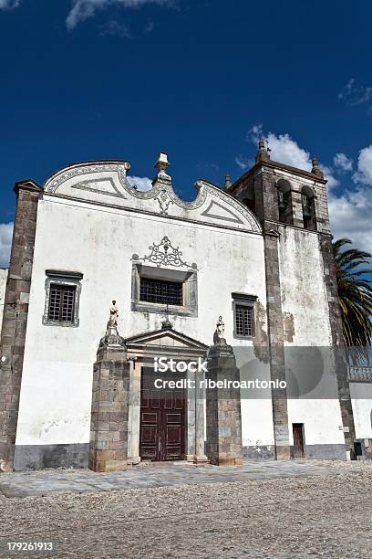 Foto de St Marys Church In Serpa Portugal e mais fotos de stock de Catedral - Catedral, Coluna arquitetônica, Estátua