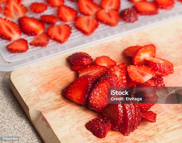 신선한 유기농 딸기 제공 건강한 식생활에 대한 스톡 사진 및 기타 이미지 - 건강한 식생활, 건조한, 과일