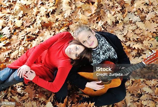 Due Ragazza Suona La Chitarra E Avendo Buon Tempo Nella Natura - Fotografie stock e altre immagini di Adolescente