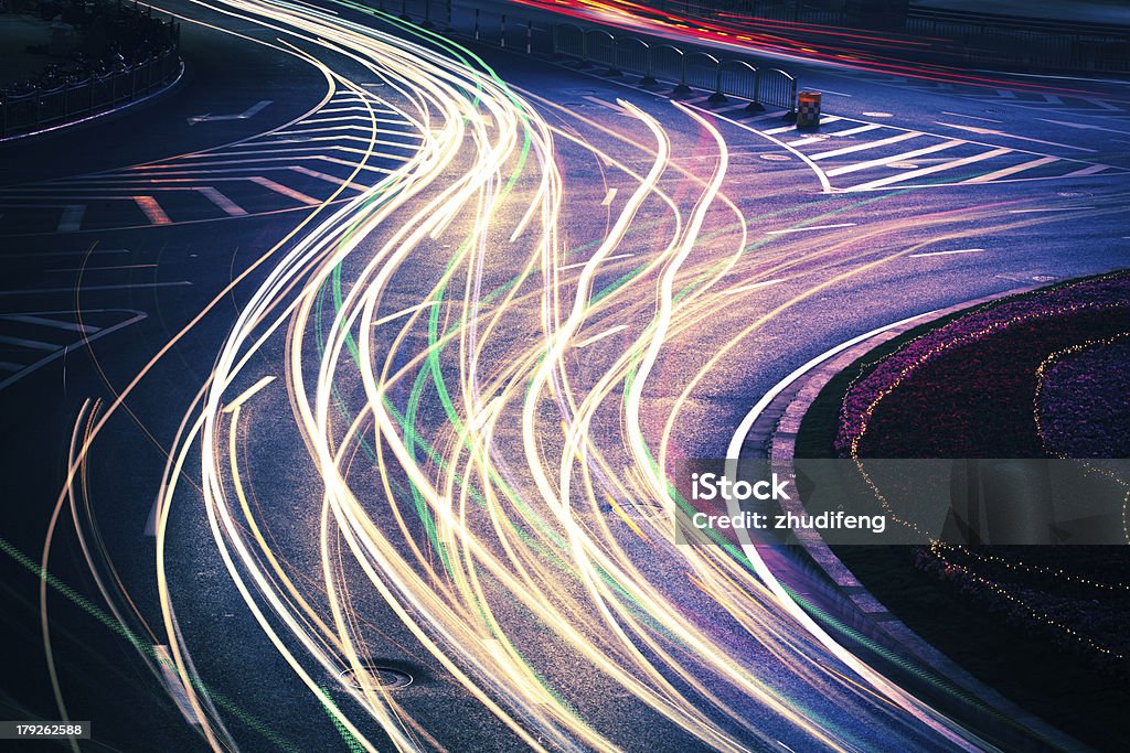 Carro em movimento com blur luz pela cidade à noite - Foto de stock de Abstrato royalty-free