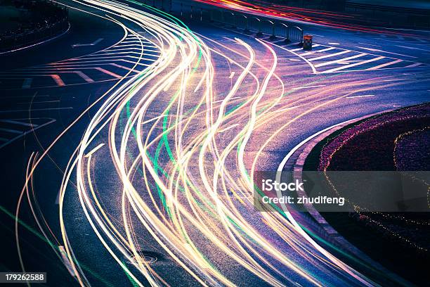 Foto de Carro Em Movimento Com Blur Luz Pela Cidade À Noite e mais fotos de stock de Abstrato