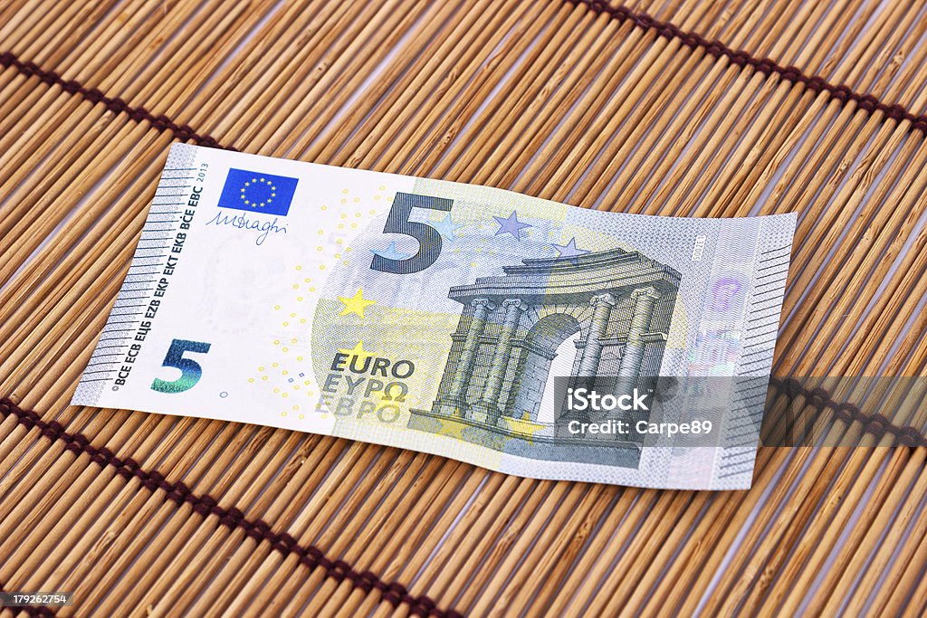 Nuevo billete de banco de cinco euros - Foto de stock de Número 5 libre de derechos