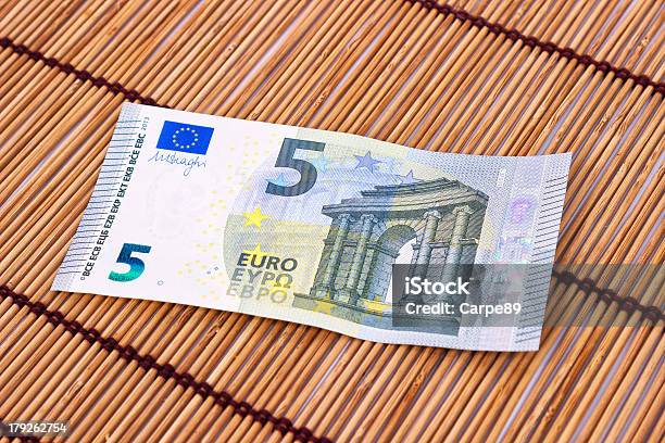 Nuevo Billete De Banco De Cinco Euros Foto de stock y más banco de imágenes de Número 5 - Número 5, Billete de banco, Billete de banco de cinco euros