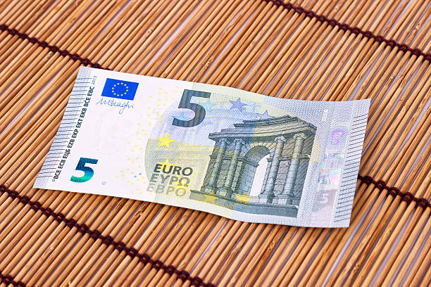 nuovo banconota da cinque euro - five euro banknote new paper currency currency foto e immagini stock