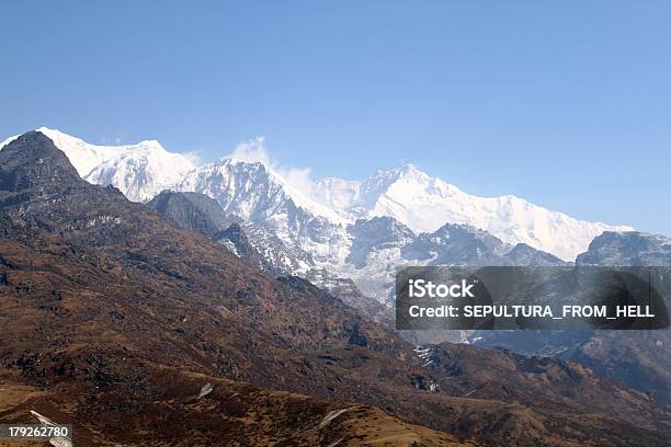 Kanchenjunga Cumbre De Punto Foto de stock y más banco de imágenes de Yuksom - Yuksom, Aire libre, Asia