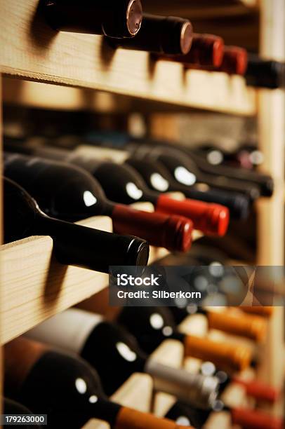 Botellas De Vino Foto de stock y más banco de imágenes de Botellero - Botellero, Vino, Bodega - Almacén